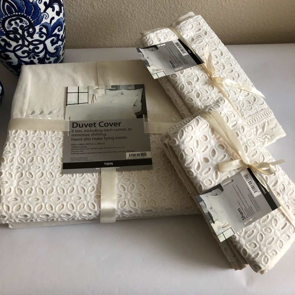 Aki Home Twin Duvet and Shams